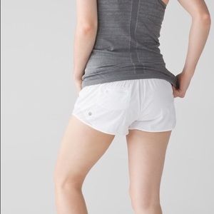 white Lulu Lemon Hotty Hot Shorts 2.5 Size Medium